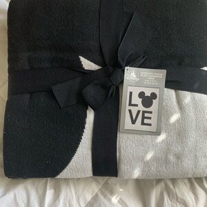 Disney Mickey Mouse icon LOVE tapestry throw (NWT)